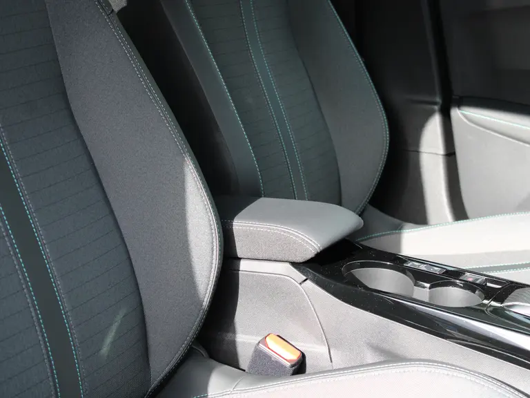 Peugeot 2008 1.2 PureTech 130PK Allure Pack EAT8 Navigatie, Trekhaak afneembaar, Camera Achter, Parkeerhulp achter, Climate Control afbeelding 31