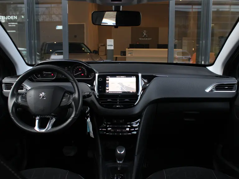 Peugeot 2008 1.2 PureTech Active 110PK Climate Control, Trekhaak, Navigatie afbeelding 10