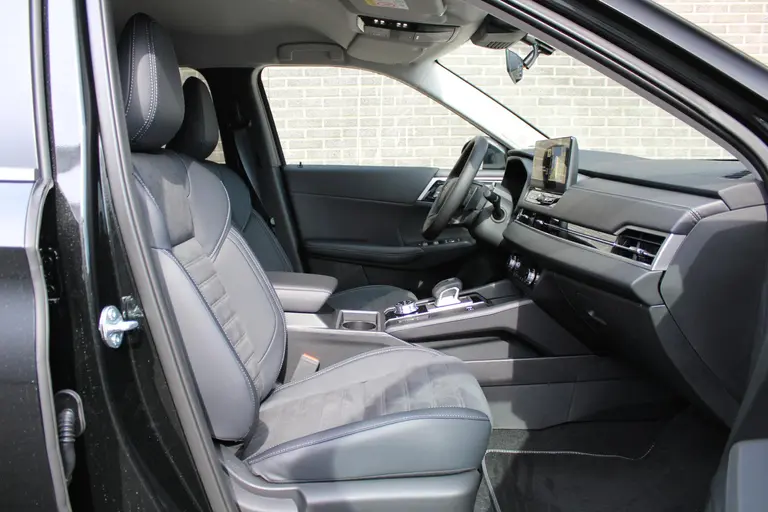 Mitsubishi Outlander 2.4 PHEV First Edition 20" LM velgen, Stuur+stoelverwarming, Standkachel, Premium audio, PDC V+A, Trekgewicht 1.600 KG. afbeelding 39