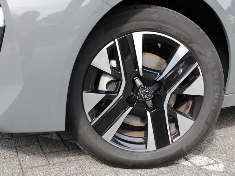 Peugeot 208 Allure 1.2 Hybrid 100PK e-DCS6 Automaat Navigatie, Achteruitrijcamera, Stoelverwarming, Adaptieve Cruise Control afbeelding 2