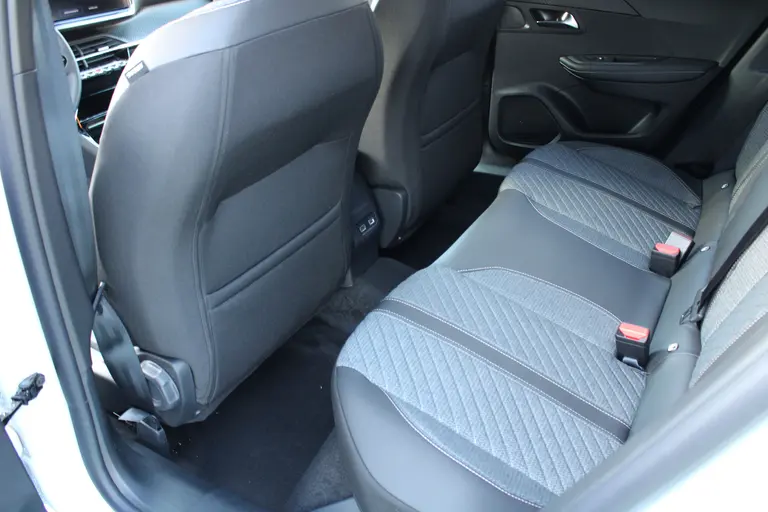 Peugeot 2008 1.2 PureTech 100PK Allure Navigatie, Camera Achter, Draadloze telefoonlader, Parkeerhulp voor en achter afbeelding 27