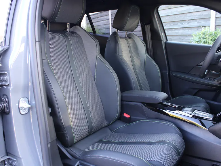Peugeot 2008 GT 1.2 Hybrid 145PK Automaat Navigatie, Camera 360, Adaptieve cruise control, Lichtmetalen velgen afbeelding 44