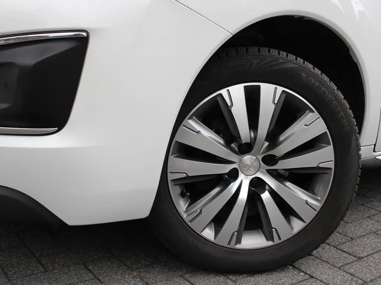 Peugeot 3008 Style 1.2 PureTech 130PK Trekhaak, Navigatie, Parkeersensoren, Cruise Control, Climate Control afbeelding 2