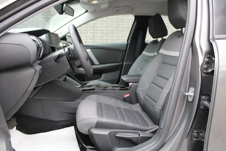 Citroën C4 1.2 Puretech Plus 131pk, Automaat, Navigatie, Keyless Entry/Start, Luxe bekleding, Achteruitrijcamera afbeelding 9