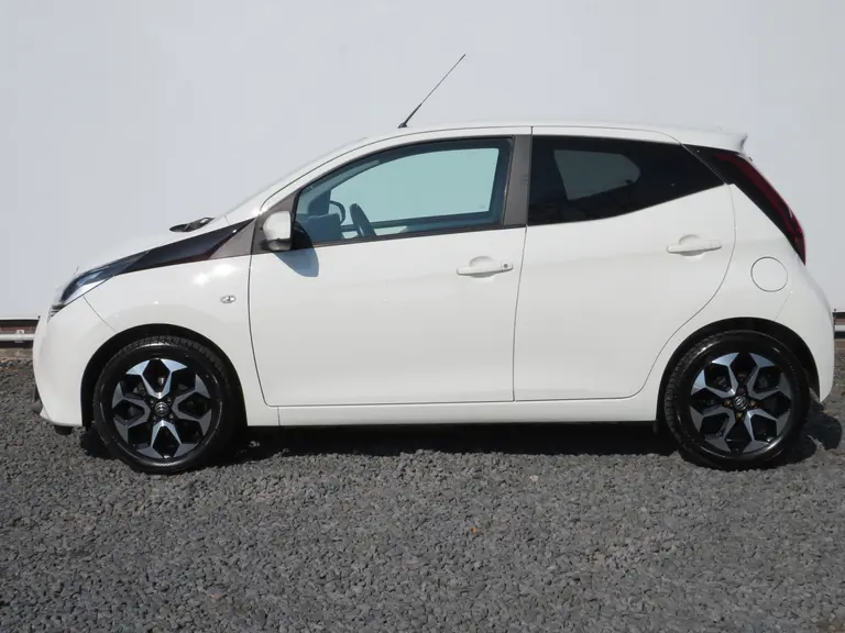 Toyota Aygo 1.0 VVT-i x-joy 1e Eigenaar, Dealer onderhouden, Achteruitrijcamera en LM-Velgen afbeelding 2