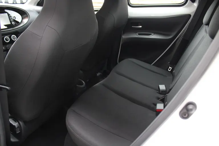 Toyota Aygo X 1.0 VVT-i S-CVT Play Achteruitrijcamera, DAB+ Radio, Airco, Bluetooth, Cruise Control Adaptief € 399,- private lease afbeelding 15