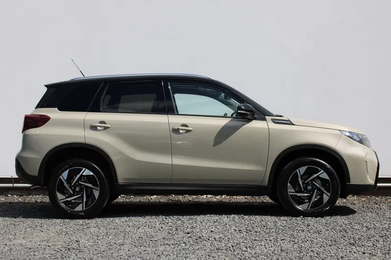 Suzuki Vitara 1.5 Hybrid Style, Automaat, Panoramadak, 6 jaar GARANTIE, Navigatie en Draadloos Applecarplay / Androidauto afbeelding 2