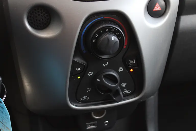 Toyota Aygo 1.0 VVT-i x-play Achteruitrijcamera, Bluetooth, Airco, Apple Carplay/Android Auto afbeelding 21