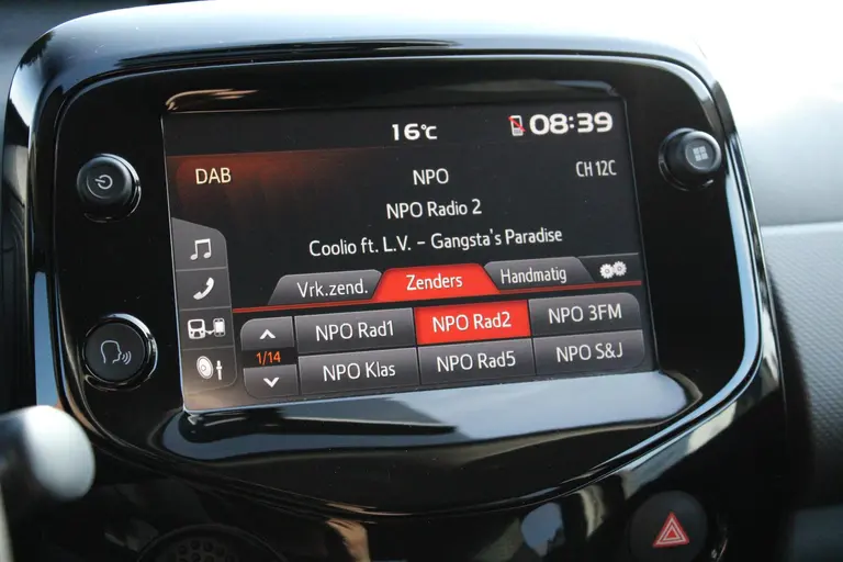 Peugeot 108 Allure 1.0 e-VTi 72PK 5DRS Climate control, Dimlicht Automatisch, Apple Carplay, Android Auto afbeelding 23