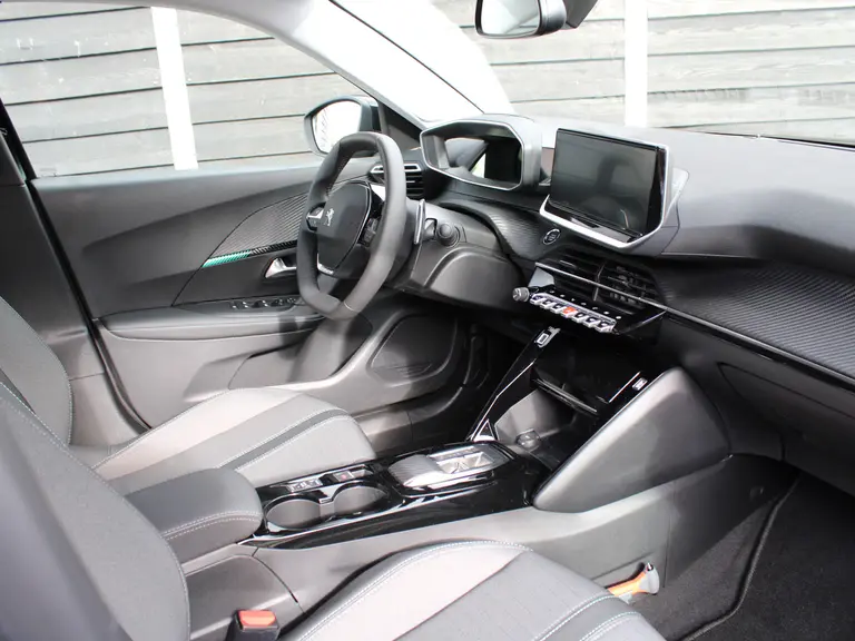 Peugeot 2008 1.2 PureTech 130PK Allure Pack EAT8 Navigatie, Trekhaak afneembaar, Camera Achter, Parkeerhulp achter, Climate Control afbeelding 30