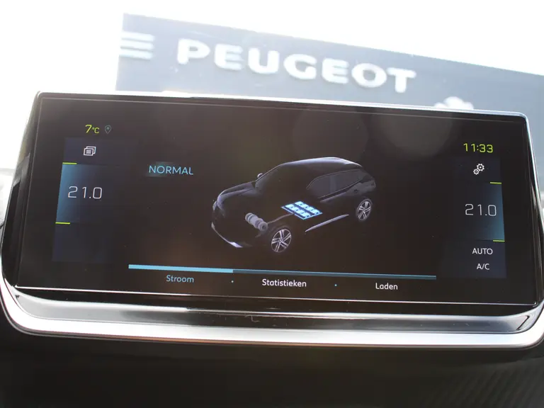 Peugeot e-2008 EV GT 50 kWh Navigatie, Lichtmetalen velgen 18 inch, Keyless Entry, Dodehoek detectie afbeelding 25