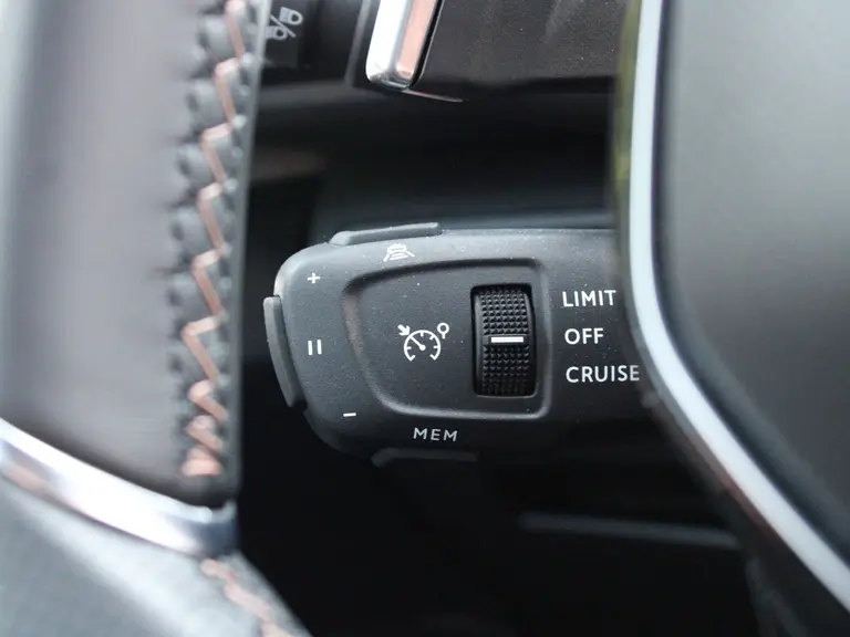 Peugeot 3008 GT 1.2 PureTech 130PK EAT8 Automaat Navigatie, Keyless, Achteruitrijcamera, Elektrische Achterklep, Apple Carplay, Android Auto afbeelding 23