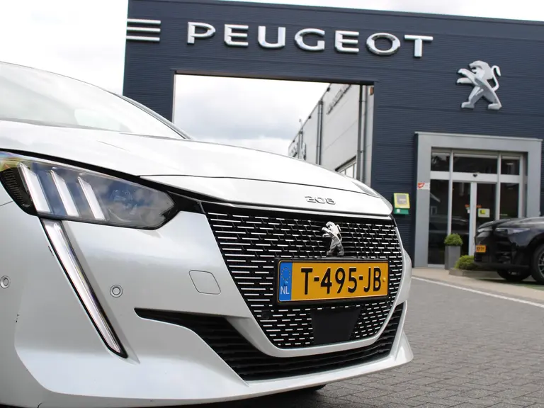 Peugeot e-208 EV GT Pack 50 kWh 136PK Navigatie, Achteruitrijcamera, Panoramadak, Stoelverwarming, Adaptieve Cruise Control afbeelding 3