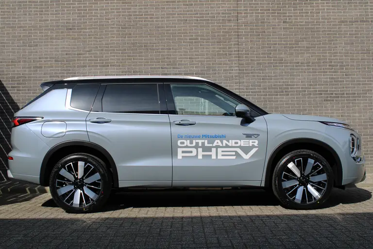 Mitsubishi Outlander 2.4 PHEV Instyle+ Lederen interieur, Elek.glazen panoramadak, Massage stoelen, 20" LM velgen, afbeelding 2