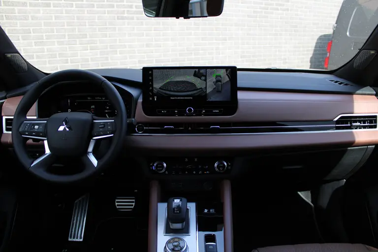 Mitsubishi Outlander 2.4 PHEV Instyle+ Lederen interieur, Elek.glazen panoramadak, Massage stoelen, 20" LM velgen, Trekgewicht 1.600 KG. afbeelding 19