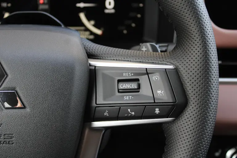 Mitsubishi Outlander 2.4 PHEV Instyle+ Lederen interieur, Elek.glazen panoramadak, Massage stoelen, 20" LM velgen, Trekgewicht 1.600 KG. afbeelding 33