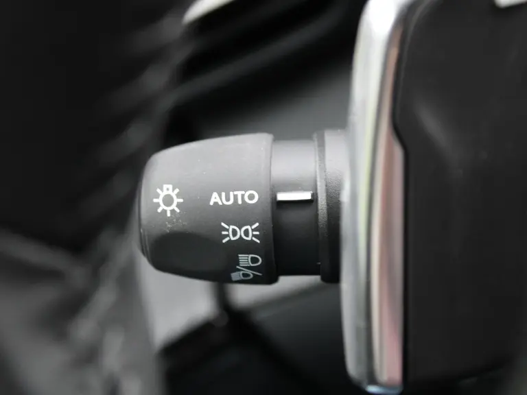 Peugeot 208 Allure Hybrid 100PK e-DCS6 Automaat Navigatie, Parkeerhulp voor & achter, Camera achter, Climate Control afbeelding 27