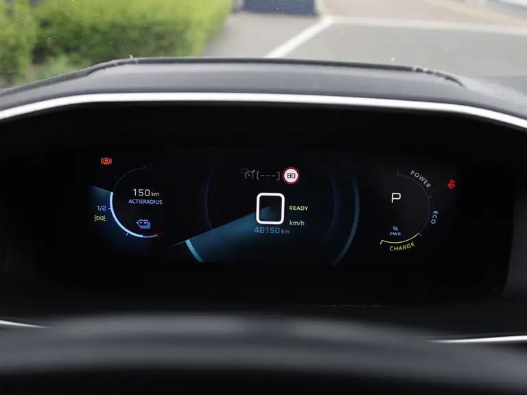 Peugeot e-208 GT Pack 50 kWh 136PK Navigatie, Alcantara Leder, Achteruitrijcamera, Keyless, Panoramadak, Parkeersensoren Voor & Achter afbeelding 22