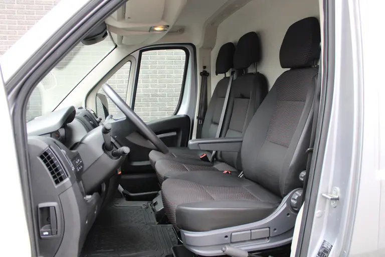 Peugeot Boxer 330 2.2 BlueHDi 140 L2H2 Asphalt CruiseControl, Trekhaak, Airco, Navigatie, Achteruitrijcamera, DAB Radio afbeelding 22