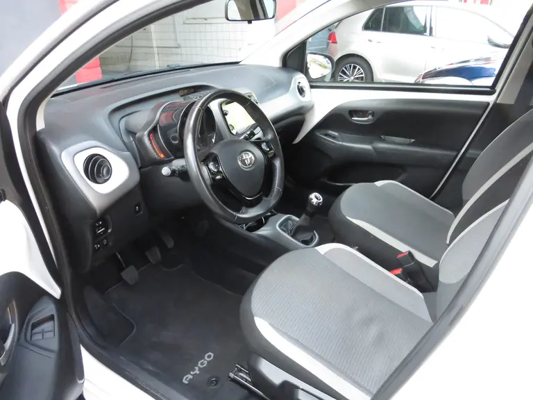Toyota Aygo 1.0 VVT-i x-play, Camera, 1e Eig. en Dealer Onderhouden, Apple Carplay/ Android Auto afbeelding 8