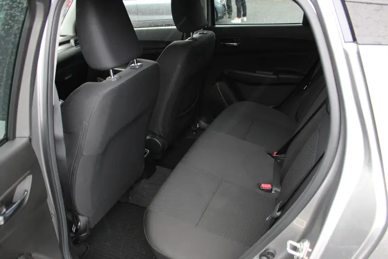 Suzuki Swift 1.2 Style Smart Hybrid, Automaat, Parkeersensoren Cruise-Control, Achteruitrijcamera en Navigatie! 23950 afbeelding 9