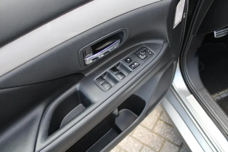 Mitsubishi Outlander 2.0 PHEV Instyle Cruise/Climate control, Navigatie, Trekhaak, Elek.schuifdak, Leder int.,  Stoel verwarming Trekgewicht 1.500 KG! afbeelding 8