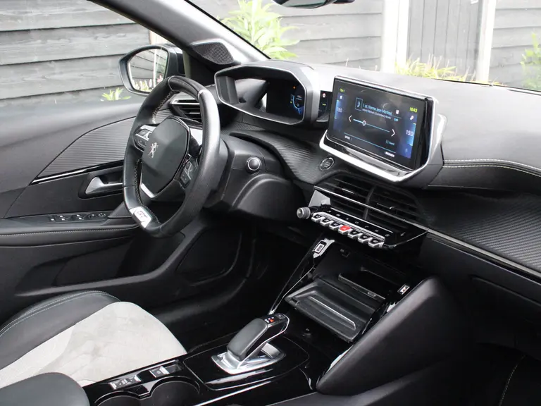 Peugeot e-208 GT Pack 50 kWh 136PK Navigatie, Alcantara Leder, Achteruitrijcamera, Keyless, Panoramadak, Parkeersensoren Voor & Achter afbeelding 18