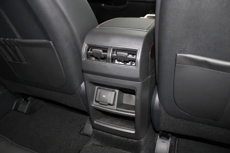 KGM Torres EVX Platinum 73.4 kWh 207pk, Space Black, Warmtepomp, 18"inch LM velgen 7 jaar garantie! afbeelding 29