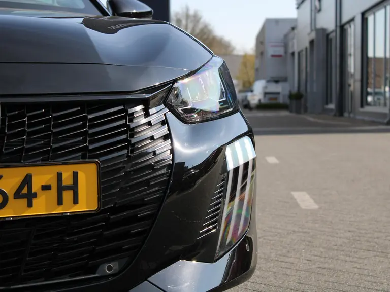 Peugeot 208 Allure 1.2 PureTech 100PK Navigatie, Stoelverwarming, Camera achter, Parkeerhulp voor & Achter, Lichtmetalen velgen afbeelding 3