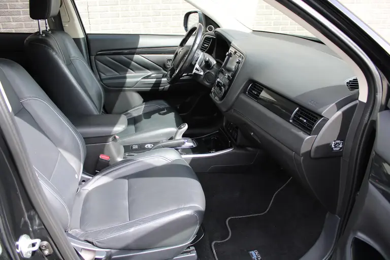 Mitsubishi Outlander 2.0 PHEV instyle+ Cruise/Climate control, Trekhaak, Sch.kanteldak,  Navigatie, Camera, Parkeersensoren Hybride batterij capaciteit: 34,2 Ah. Trekgewicht 1.500 kg. afbeelding 30