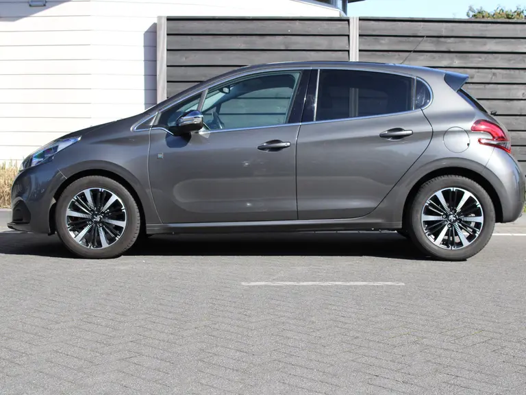 Peugeot 208 1.2 PureTech Tech 110PK Edition 5-drs Parkeerhulp voor en achter met camera, Navigatie, Apple Carplay/AndroidAuto, Panoramadak afbeelding 7