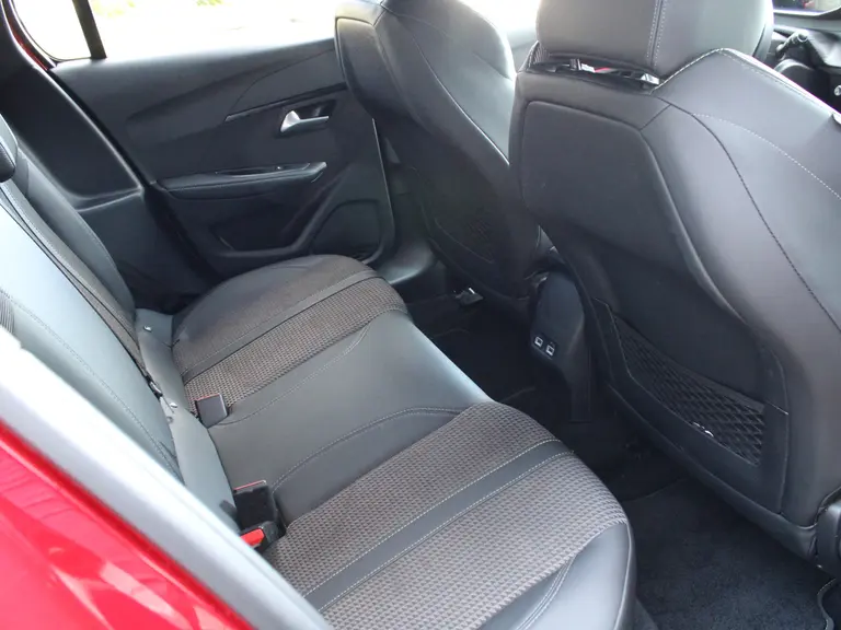 Peugeot 208 1.2 PureTech 100PK GT Navigatie, Parkeerhulp voor & achter, Zwart dak, Camera Achter afbeelding 40
