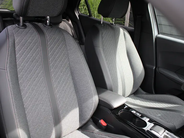 Peugeot e-2008 Allure 54 kWh 156PK Navigatie, Rondomzichtcamera, Adaptieve Cruise Control, Keyless, Stoelverwarming afbeelding 15