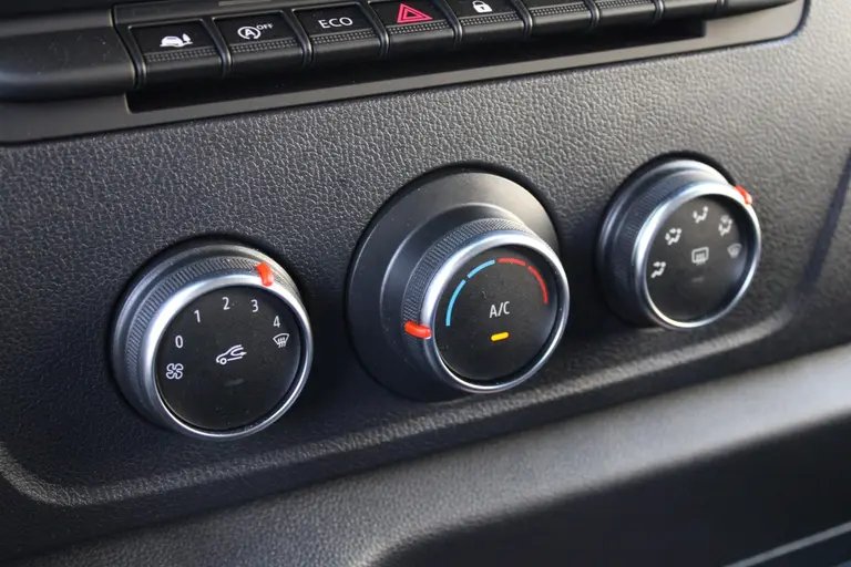 Renault Master Bakwagen + laadklep T35 2.3 dCi 165PK Achteruitrijcamera, Airco, BlueTooth, Cruise control, DHollandia Bakopbouw met laadklep afbeelding 18