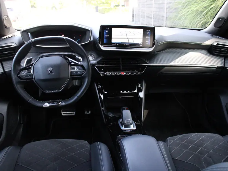 Peugeot 2008 GT Pack 1.2 PureTech 130PK EAT8 Automaat Panoramisch schuifkanteldak, Luxe Alcantara bekleding, Focal Hifi, Trekhaak afbeelding 40