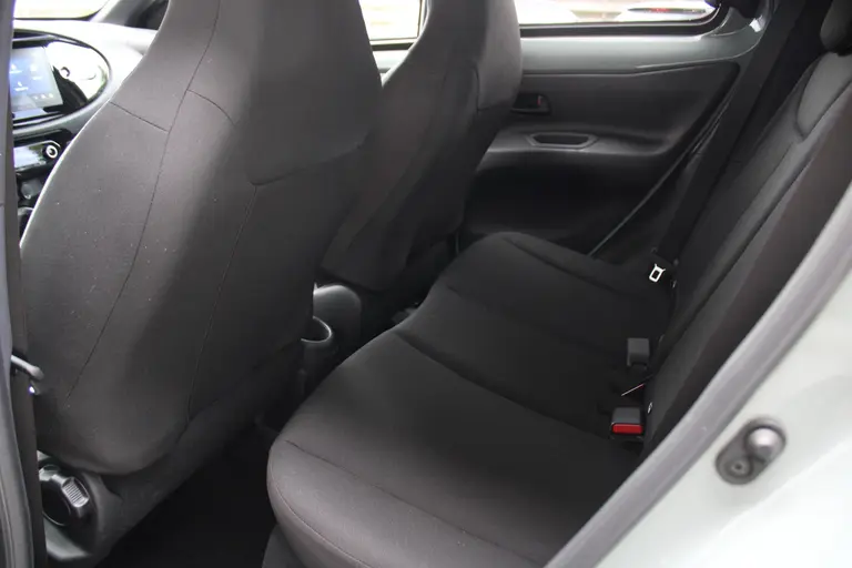 Toyota Aygo X 1.0 VVT-i S-CVT Pulse Automaat Achteruitrijcamera, Parkeersensoren Voor en Achter, Cruise Control Adaptief, Stoelverwarming afbeelding 17