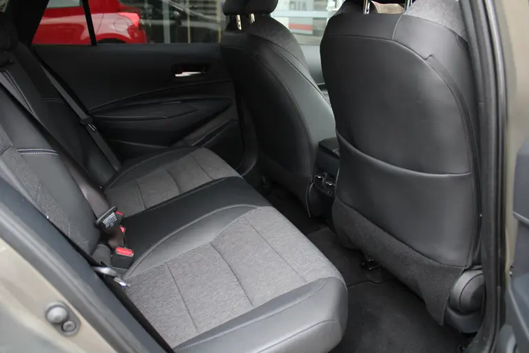 Toyota Corolla Touring Sports 1.8 Hybrid Dynamic Achteruitrijcamera, Stoelverwarming, Cruise Control Adaptief, Draadloze Telefoonlader afbeelding 17