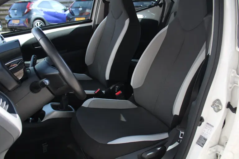 Toyota Aygo 1.0 VVT-i x-play Achteruitrijcamera, Bluetooth, Airco, Apple Carplay/Android Auto afbeelding 6