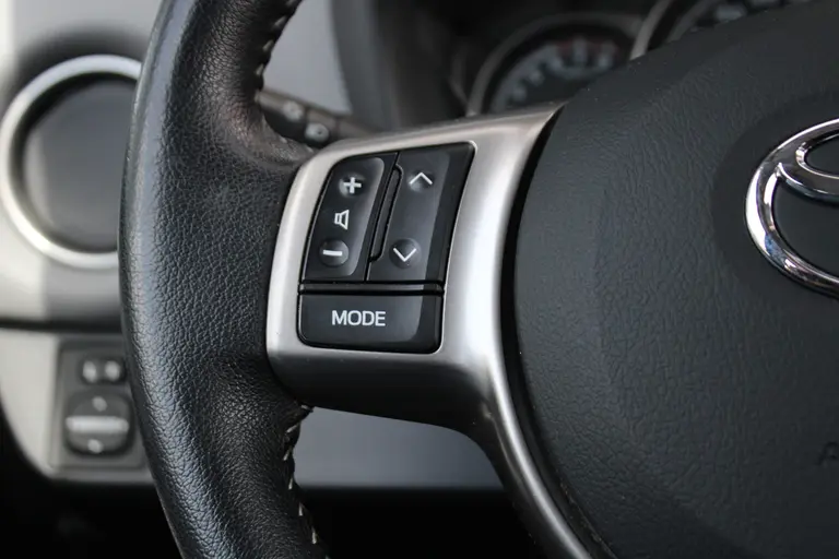 Toyota Yaris 1.3 100PK VVT-i Aspiration Cruise Control, Achteruitrijcamera, Bluetooth, Elektrische Ramen afbeelding 27