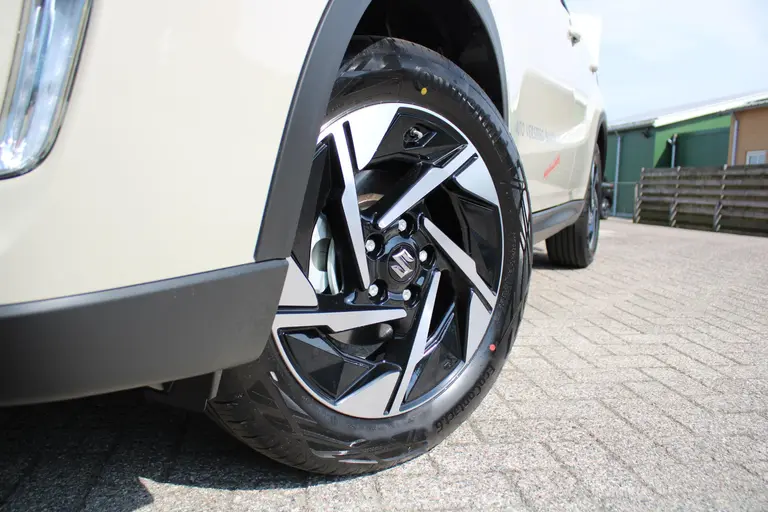 Suzuki Vitara 1.4 Boosterjet Style Smart Hybrid Navigatie, Cruise Control Adaptief, Achteruitrijcamera, Parkeersensoren Voor en Achter afbeelding 3