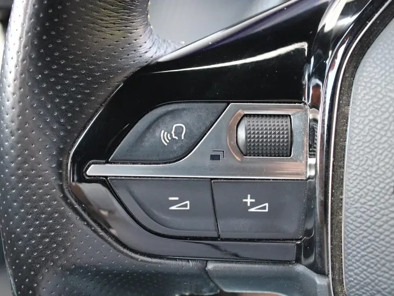 Peugeot e-2008 EV GT Pack 50 kWh 136PK Automaat Alcantara bekleding, Stoelverwarming, Focal Hifi, Achteruitrijcamera afbeelding 17