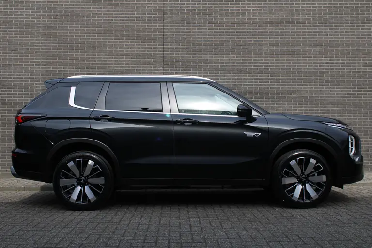 Mitsubishi Outlander 2.4 PHEV First Edition 20" LM velgen, Stuur+stoelverwarming, Standkachel, Premium audio, PDC V+A, afbeelding 2