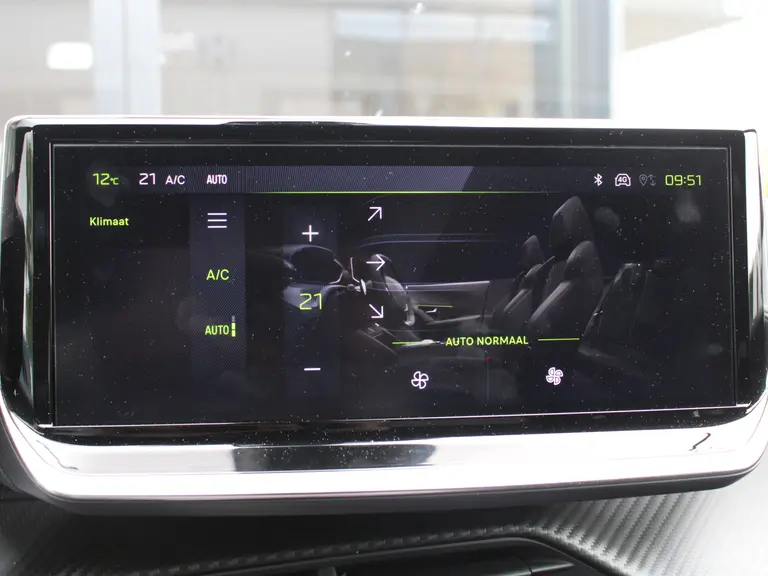 Peugeot 2008 GT 1.2 PureTech 130PK EAT8 Alcantara, Stoelverwarming, Camera, Navigatie, Cruise controle adaptief afbeelding 24
