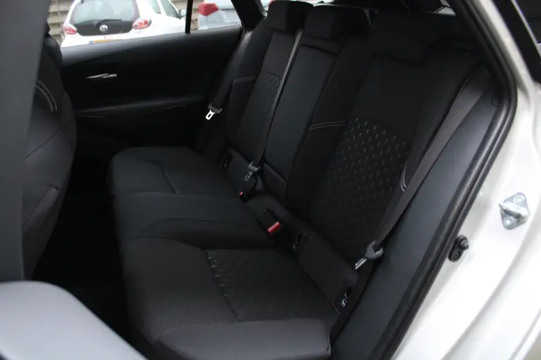Suzuki Swace 1.8 Hybrid Style Automaat 140PK All-Season Banden, Adaptieve Cruise Control, Navigatie, Stuur Verwarmd, Voorruitverwarming, Draadloze Telefoonlader afbeelding 7