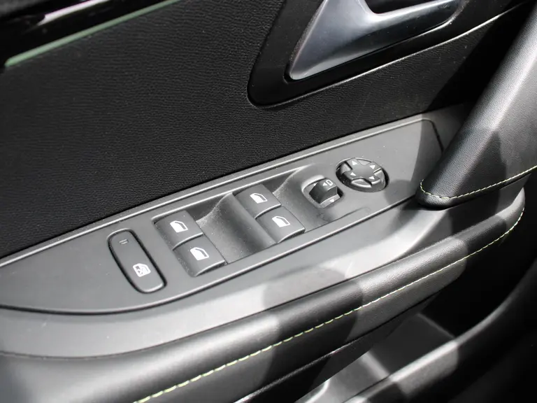 Peugeot e-208 EV GT Pack 50 kWh 136PK Navigatie, Achteruitrijcamera, Panoramadak, Stoelverwarming, Adaptieve Cruise Control afbeelding 17