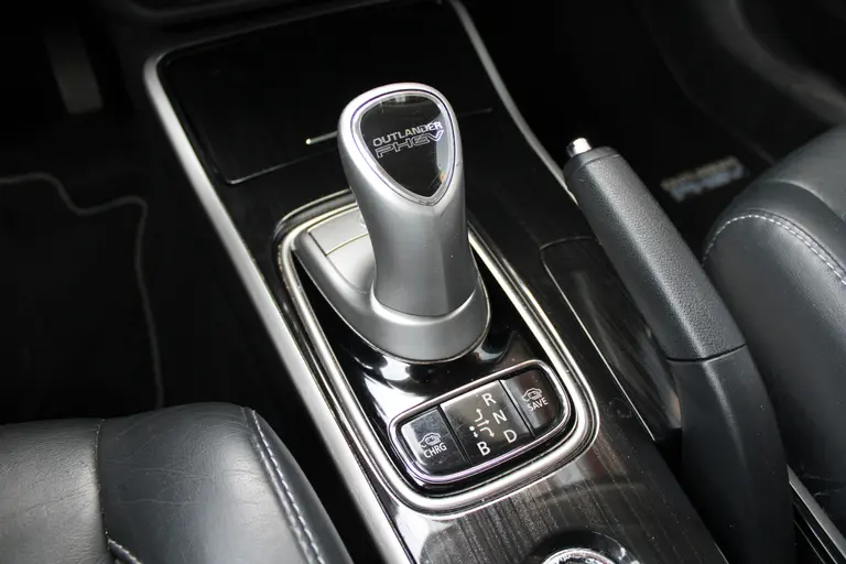 Mitsubishi Outlander 2.0 PHEV instyle+ Cruise/Climate control, Trekhaak, Sch.kanteldak,  Navigatie, Camera, Parkeersensoren Hybride batterij capaciteit: 34,2 Ah. Trekgewicht 1.500 kg. afbeelding 26