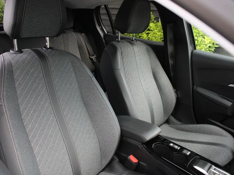 Peugeot e-208 Allure 51 kWh 156PK Navigatie, Rondomzichtcamera, Parkeersensoren, Apple Carplay, Android Auto afbeelding 14