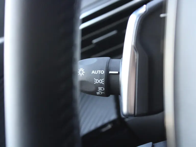 Peugeot 2008 Allure 1.2 Hybrid 145PK e-DCS6 Automaat Navigatie, Camera Voor & Achter, Keyless, Adaptieve Cruise Control afbeelding 21