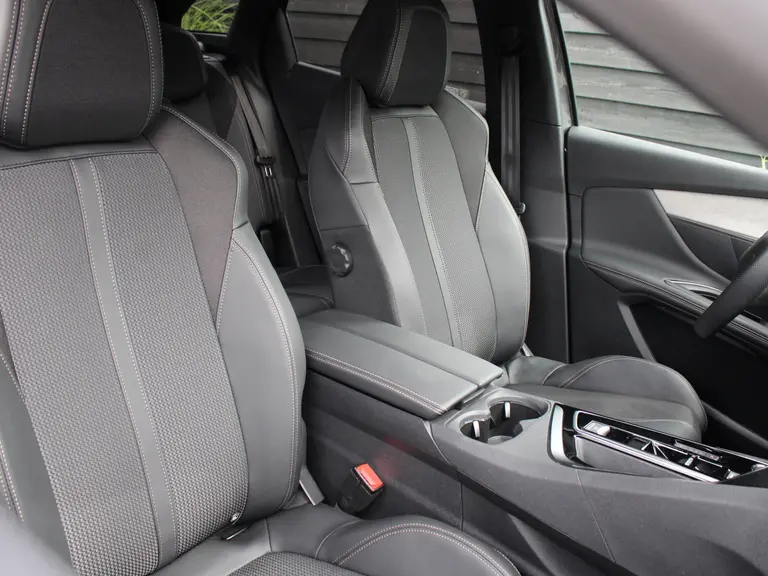 Peugeot 3008 GT 1.2 PureTech 130PK EAT8 Automaat Navigatie, Keyless, Elektrische Kofferbak, Stoelverwarming, Adaptieve Cruise Control afbeelding 16