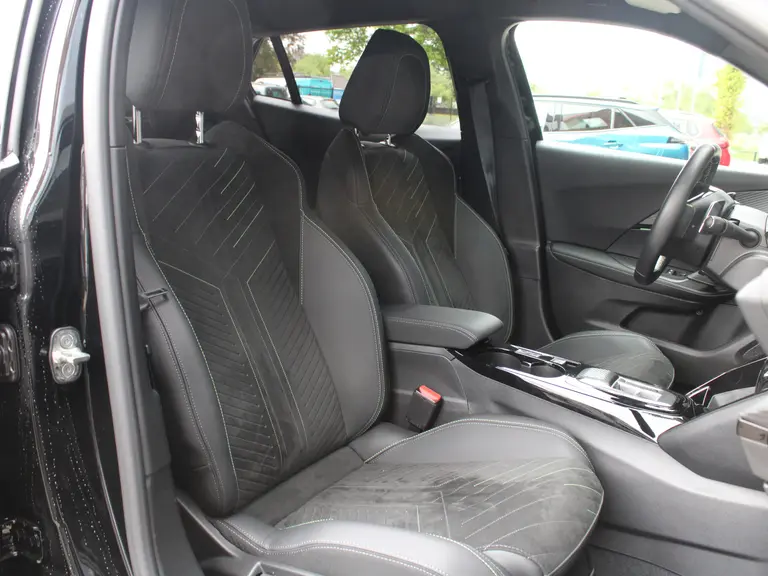 Peugeot 2008 GT 1.2 PureTech 130PK EAT8 Alcantara, Stoelverwarming, Camera, Navigatie, Cruise controle adaptief afbeelding 29